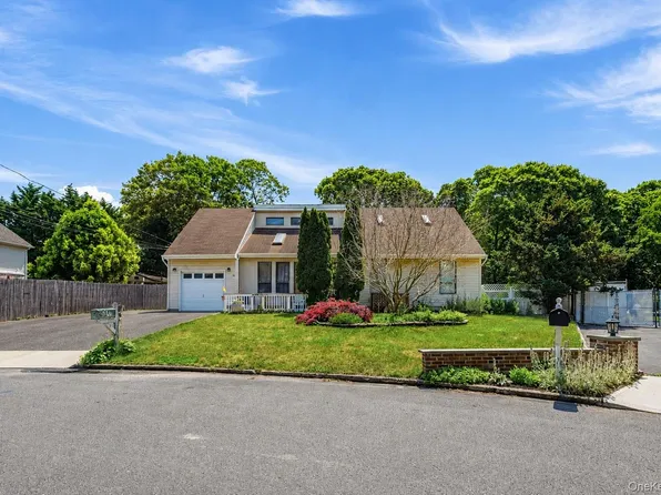 4 Golden Gate Lane, Shirley, NY 11967