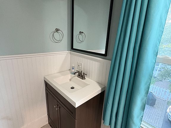 5th image of 473 Oakwood Ave #2