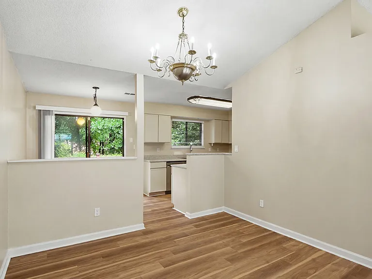 982 Chapman Cir — Photo 8