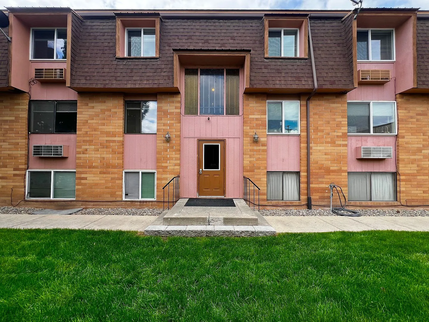 3 Level Apartment building - Selah WA — Photo 3