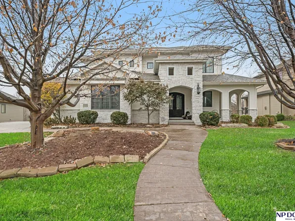 21313 Hickory St, Elkhorn, NE 68022