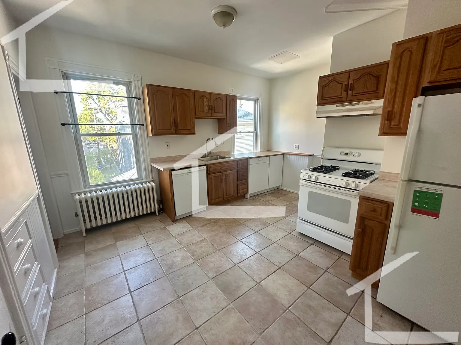 3 bed, 1200 sqft, $3,300 — Photo 2