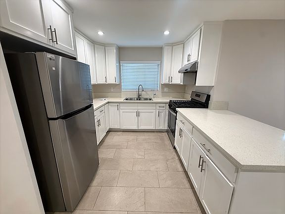 4th image of 2409 N Wilmington Ave #A