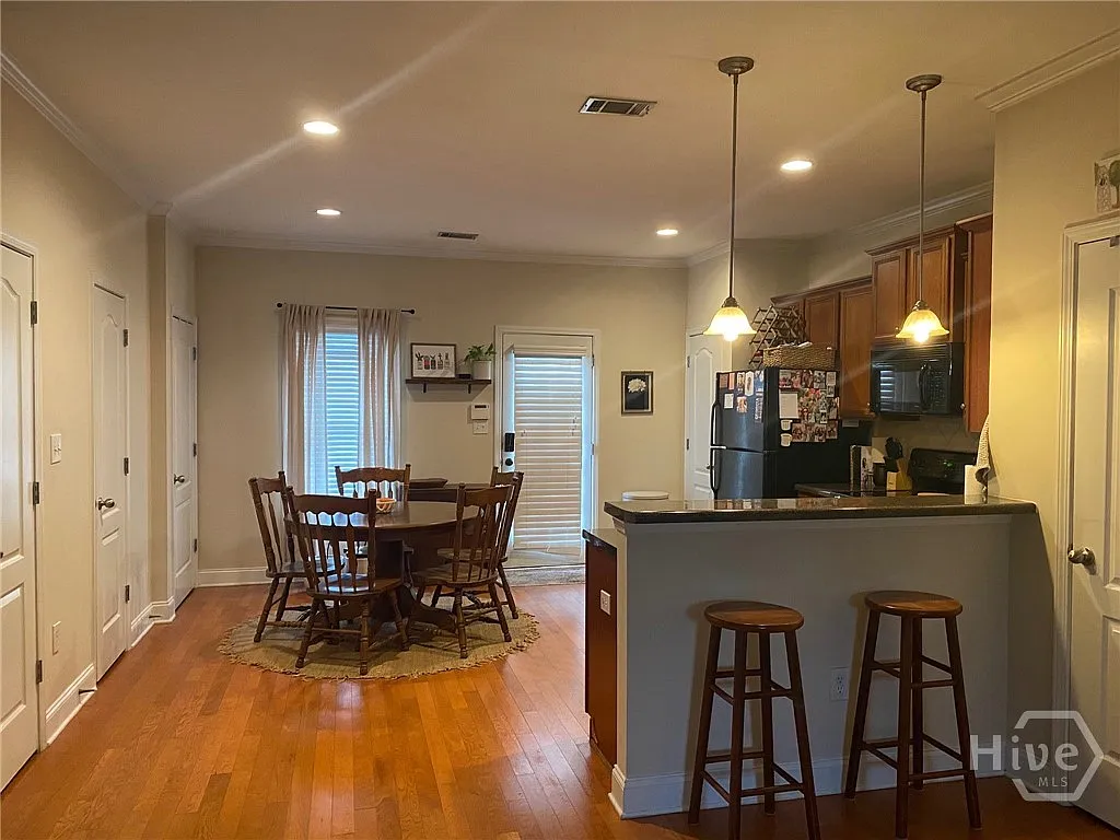 3 bed, 2.5 bath, 1360 sqft, $1,800 — Photo 3