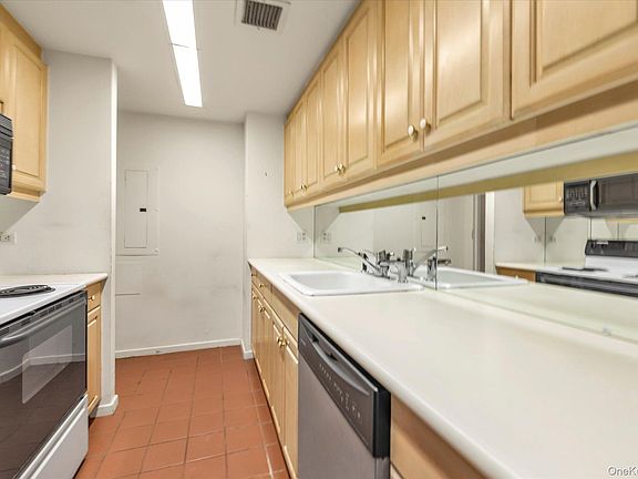 4th image of 100 Hilton Avenue #M3