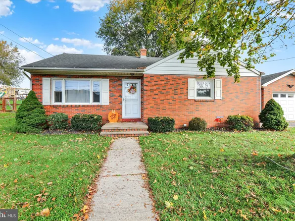 405 Indian Manor Dr, Leesport, PA 19533