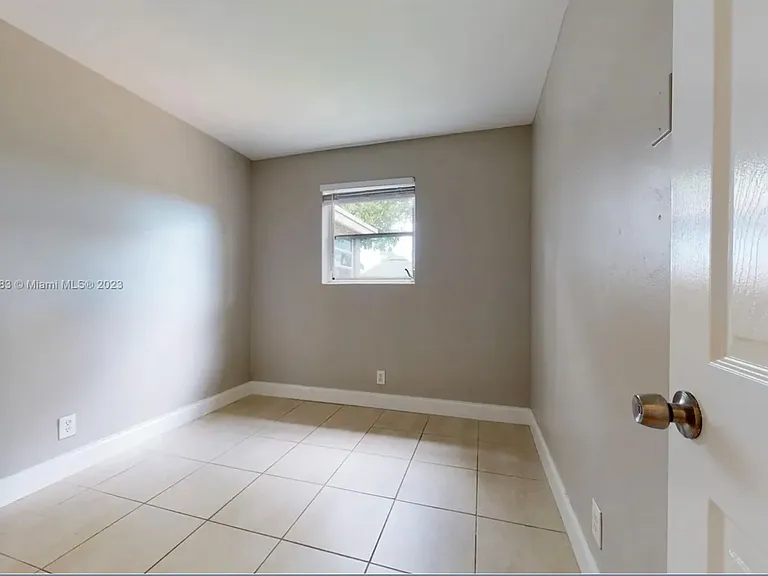 2576 NW 64th Ter — Photo 10