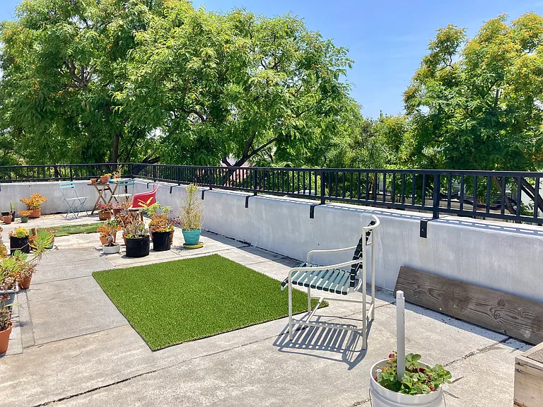 1154 N Formosa Ave — Photo 15