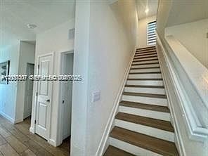 2nd image of 687 SE 17th Ave