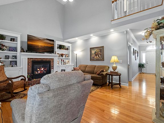 4th image of 14 W Ridgefield Ct