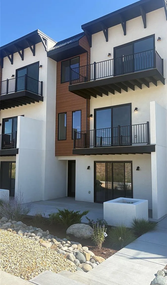 4 bed, 3.5 bath, 2425 sqft, $3,200 — Photo 4