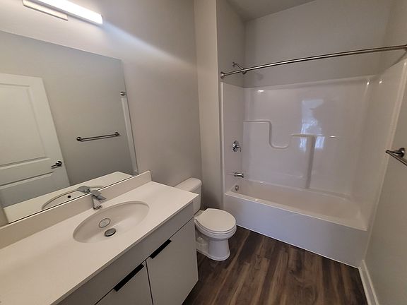5th image of 667 Hastings Ave #203