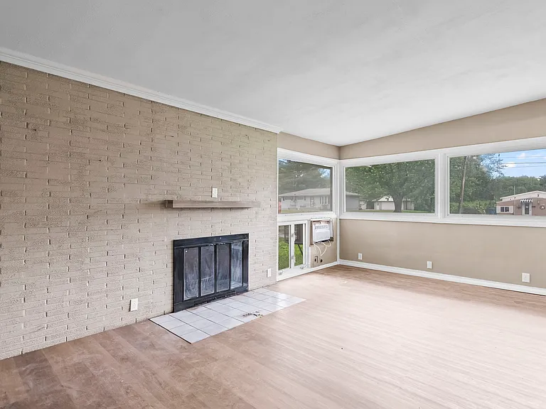 1111 Bruns Ln — Photo 9