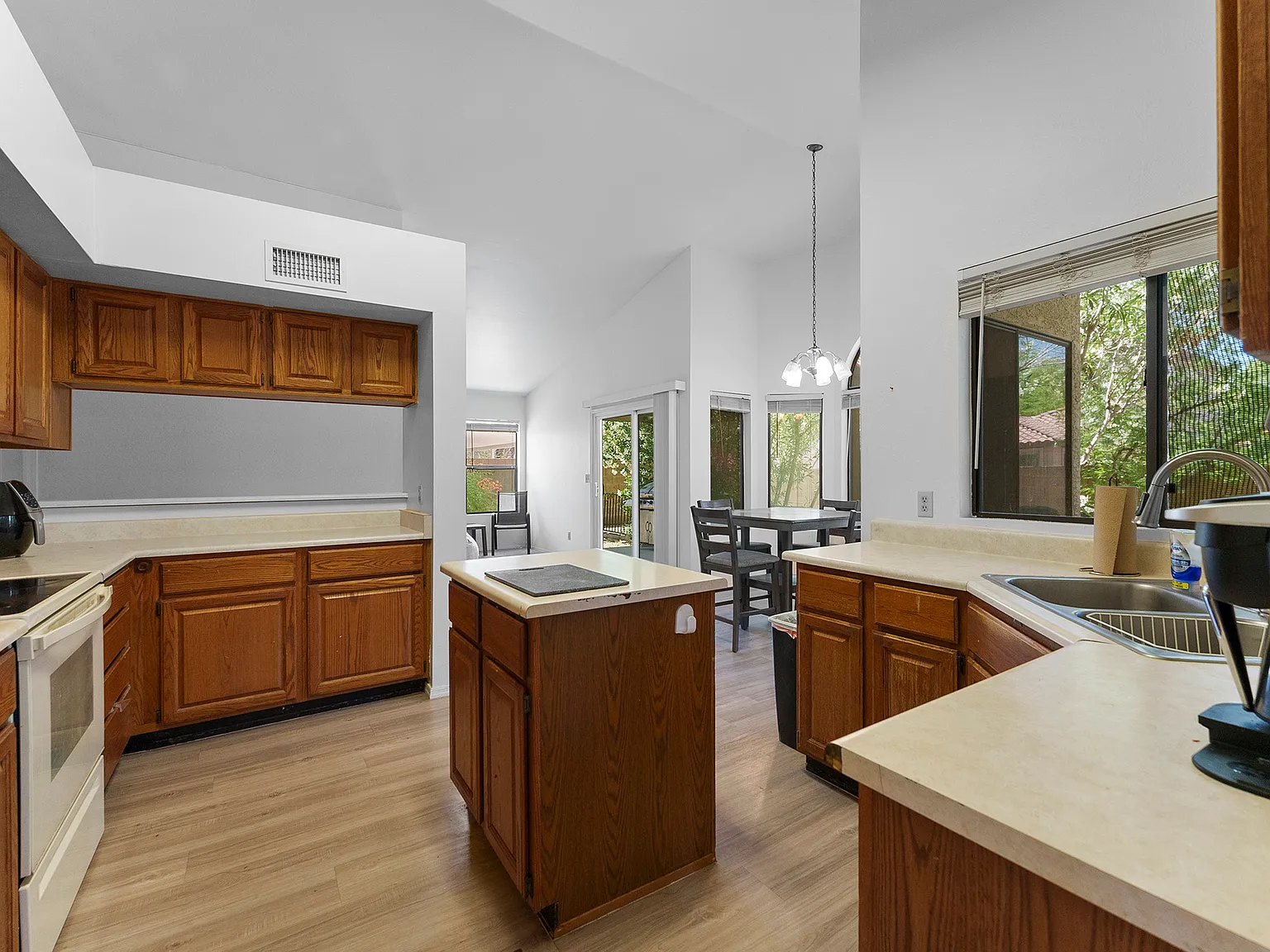 6 bed, 2446 sqft, $750 — Photo 4