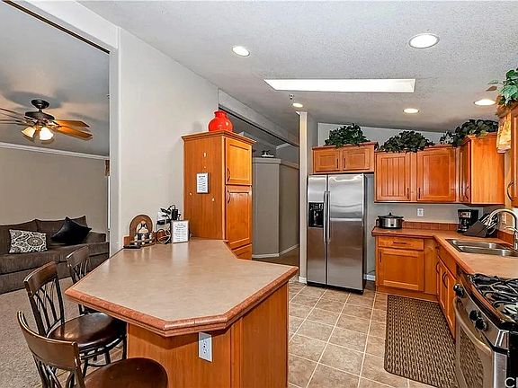 3rd image of 45929 Parkway Dr