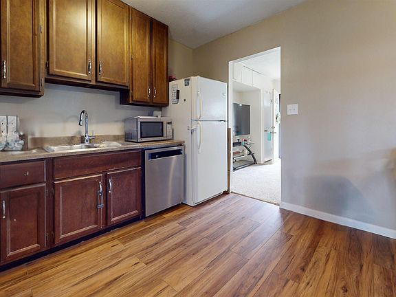 5th image of 112 E Hillview Dr