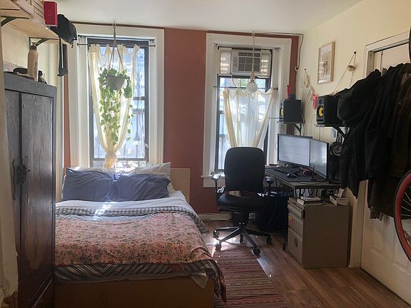 4th image of 172 Hart St #1