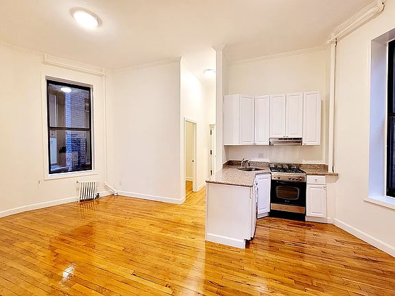 3rd image of 186 Norfolk St APT 1D