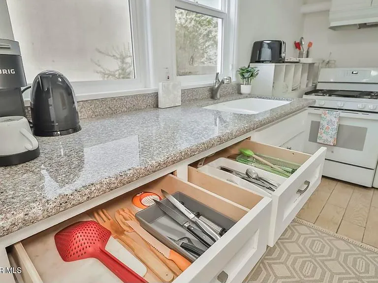 1637 Malcolm Ave #1637 — Photo 9