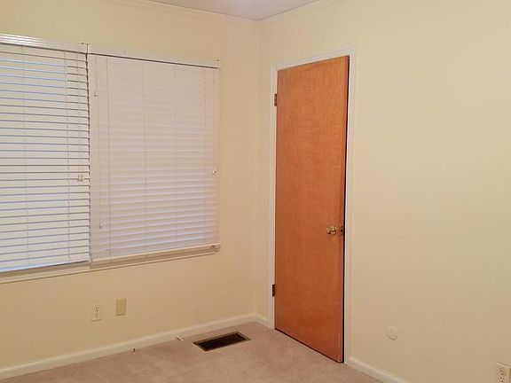 4th image of 112 E Salem Dr