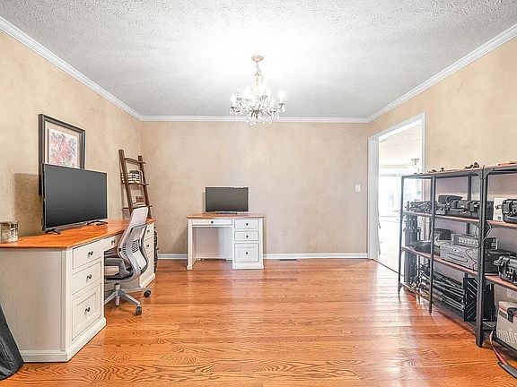 5th image of 9575 Julien Rd