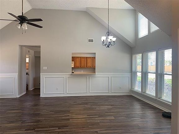5th image of 2766 Claremont Dr