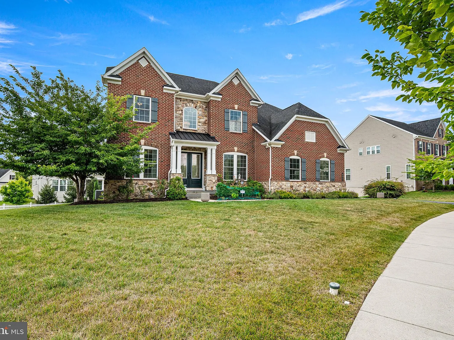 4 bed, 3.5 bath, 4634 sqft, $6,300 — Photo 2