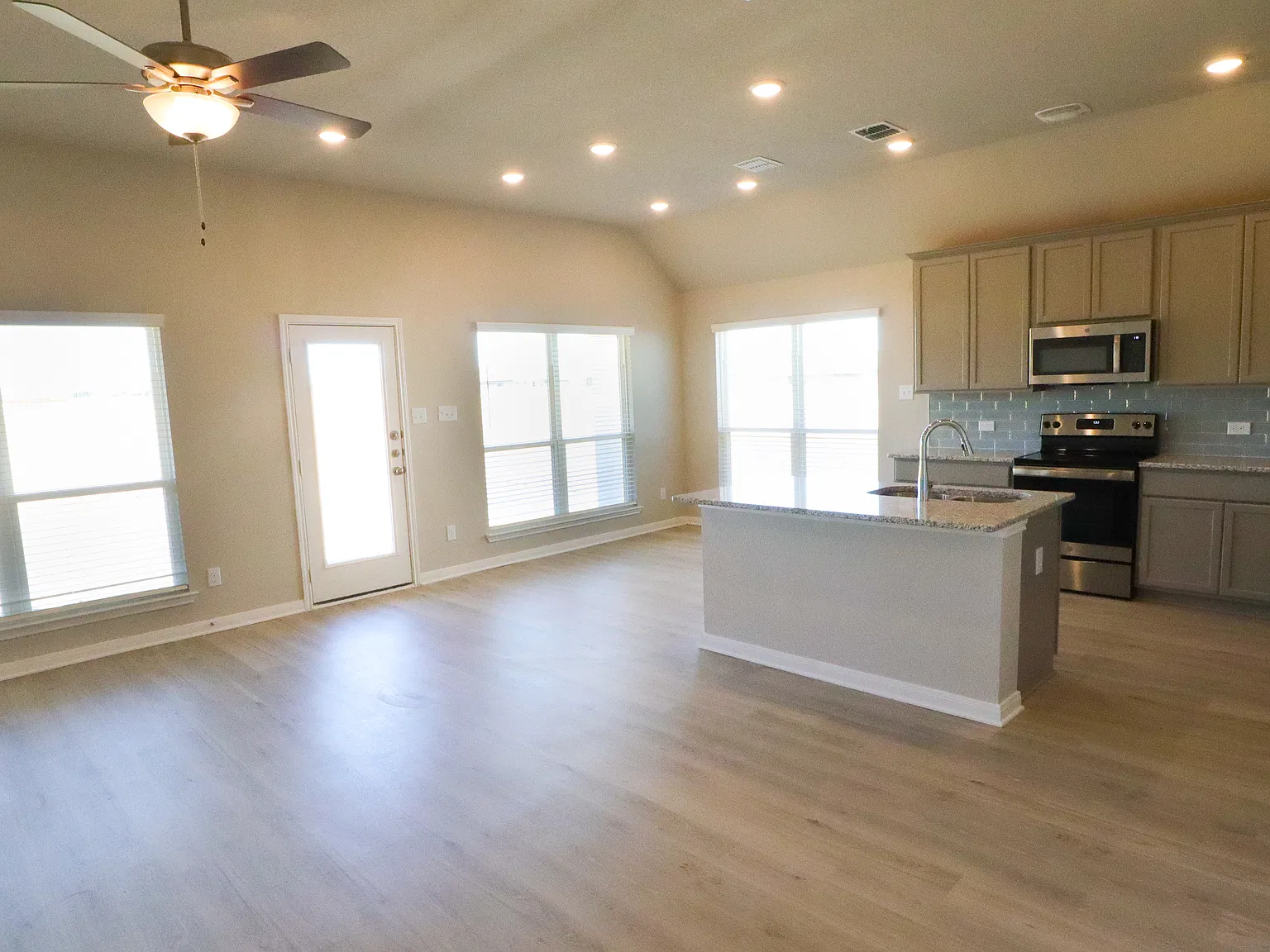 4 bed, 1593 sqft, $2,400 — Photo 2