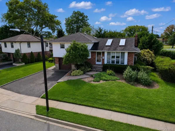 79 Plymouth Rd, Plainview, NY 11803