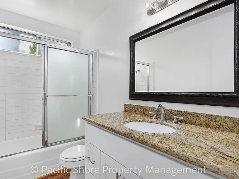 868 West Knoll Apartments — Photo 10
