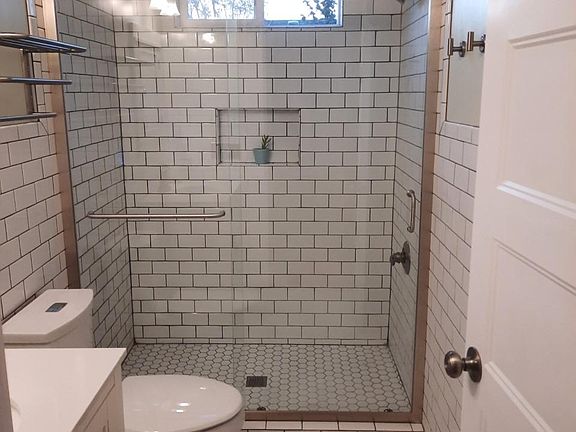 3rd image of 602 E McLoughlin Blvd #1