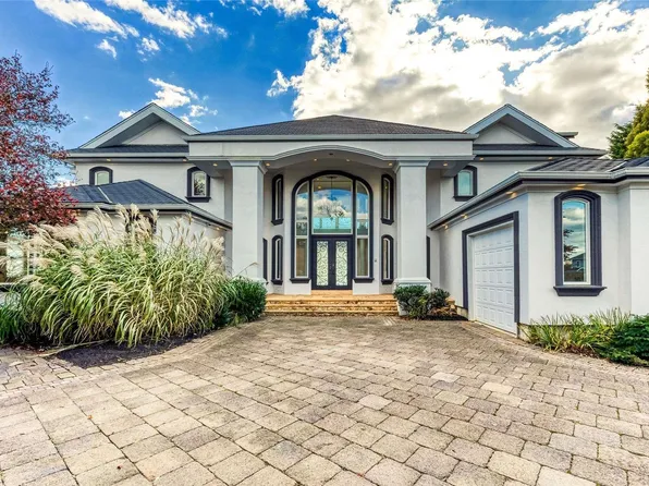 101 W Davison Lane, West Islip, NY 11795