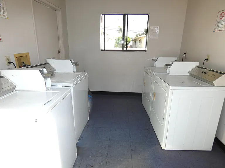 7326 Pickering Ave — Photo 12