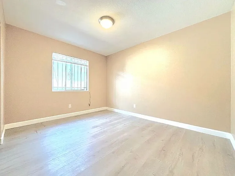 1385 E Vernon Ave — Photo 7