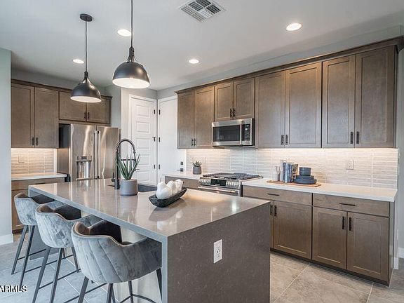 2nd image of 3833 S DAISY Avenue