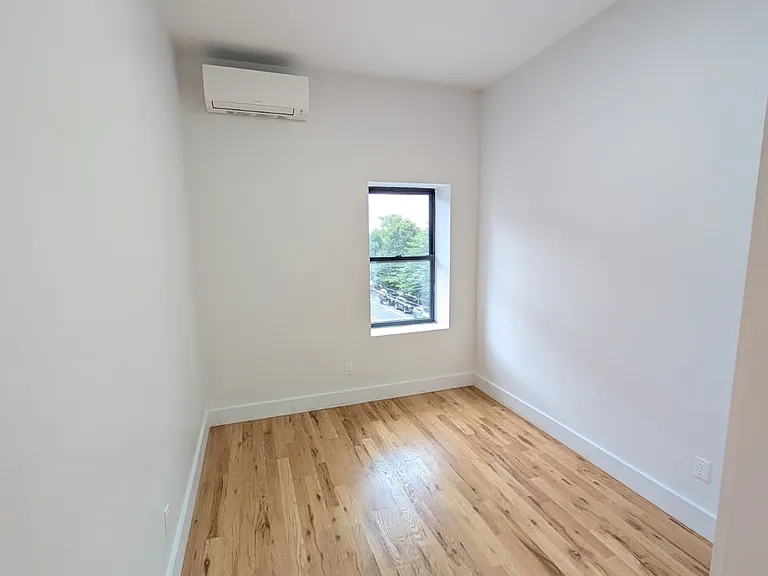 725 Dumont Ave #3R — Photo 6