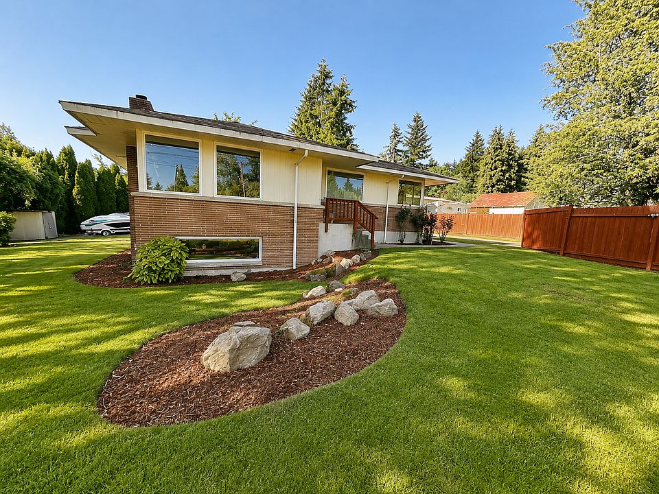 Super nice house fully renovated interior, large yard and completely fenced yard.