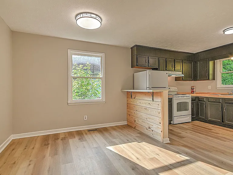 921 Elizabeth St — Photo 7