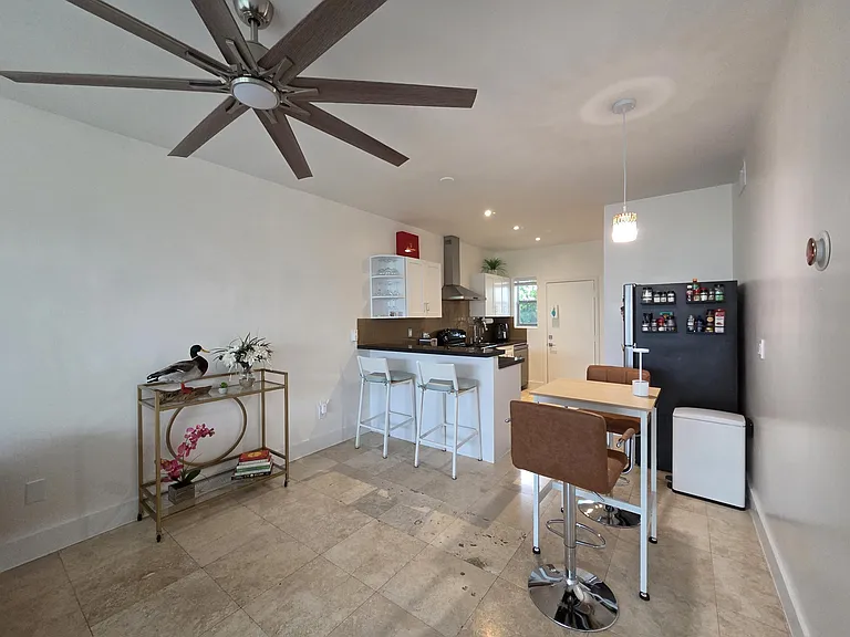 1045 Lenox Ave #6 — Photo 2