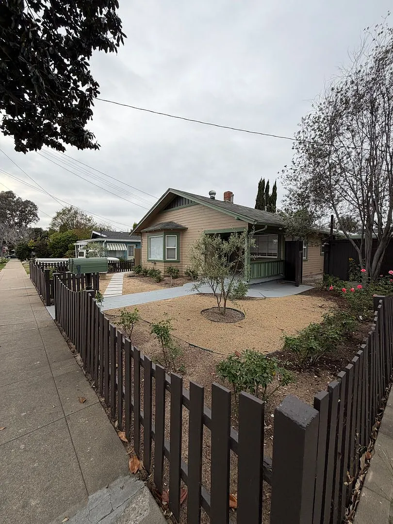Building Photo - 535 E Van Bibber Ave