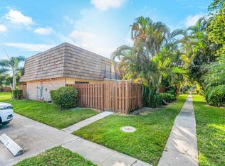 712 Springdale Cir, Palm Springs, FL 33461