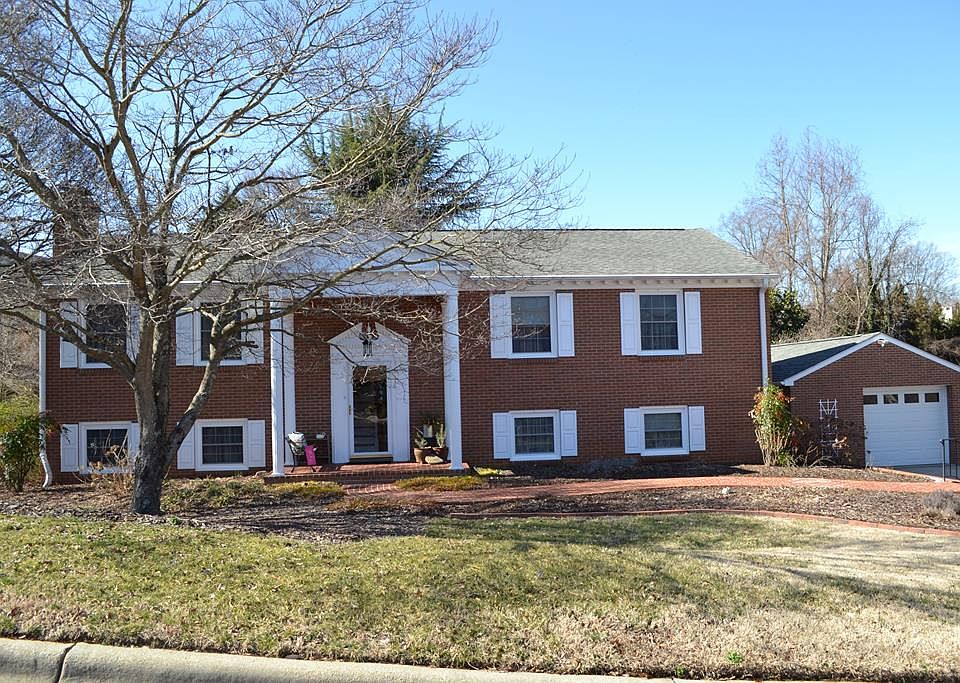 1st image of 207 Magnolia Dr