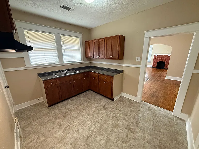 961 N Willett St — Photo 13
