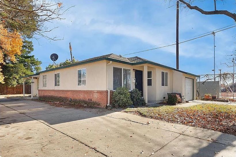 Listed unit in the back of this duplex.
