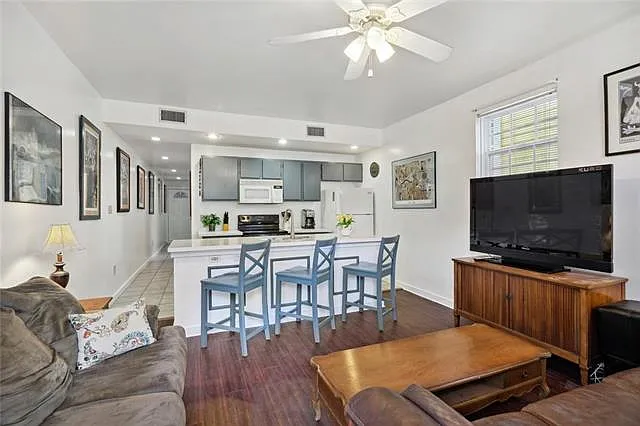 3 bed, 2.0 bath, 1333 sqft, $2,300 — Photo 2
