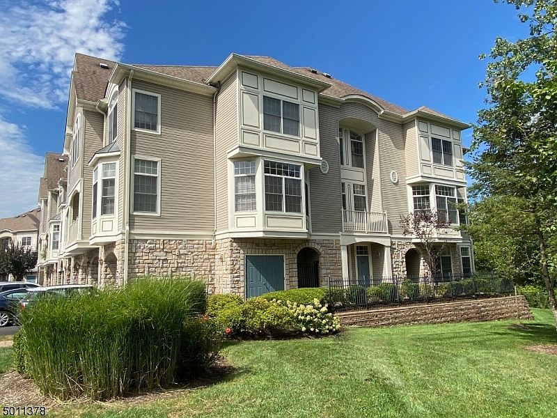 1st image of 218 Kensington Ln