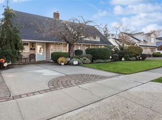 72 Brittle Ln, Hicksville, NY 11801