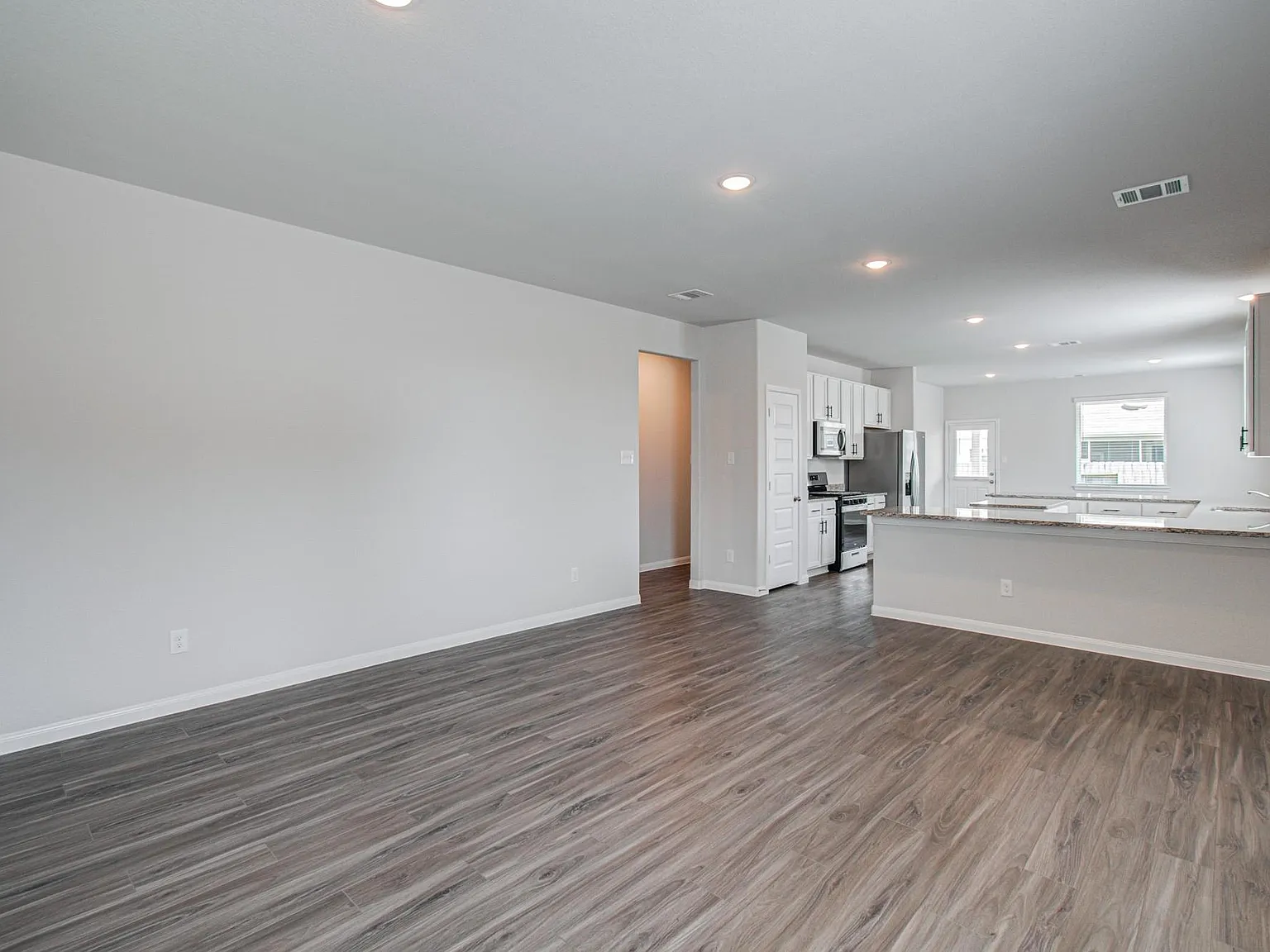 4 bed, 2.5 bath, 2622 sqft, $2,295 — Photo 4