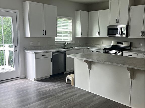 2nd image of 1424 Chateau Pl