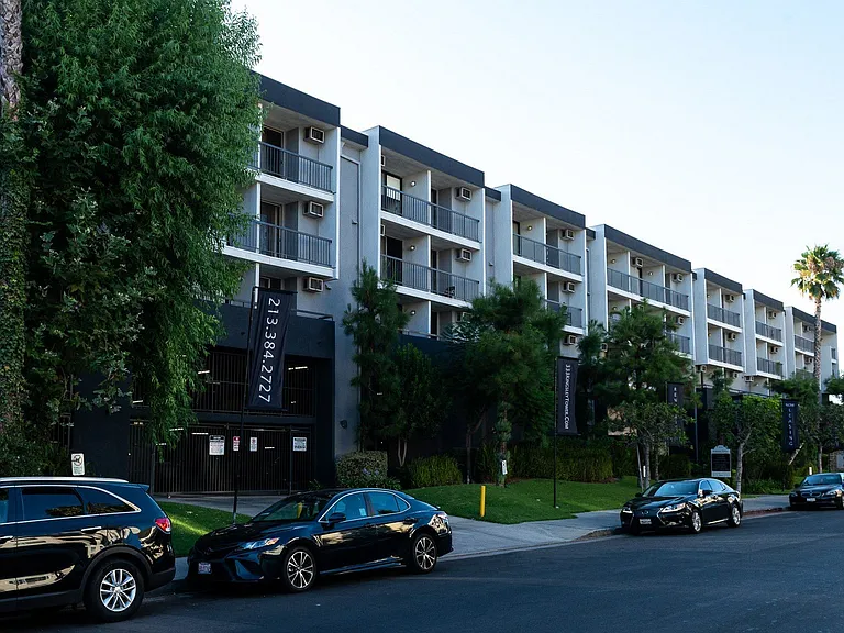 Kingsley Tower Apartments — Photo 24